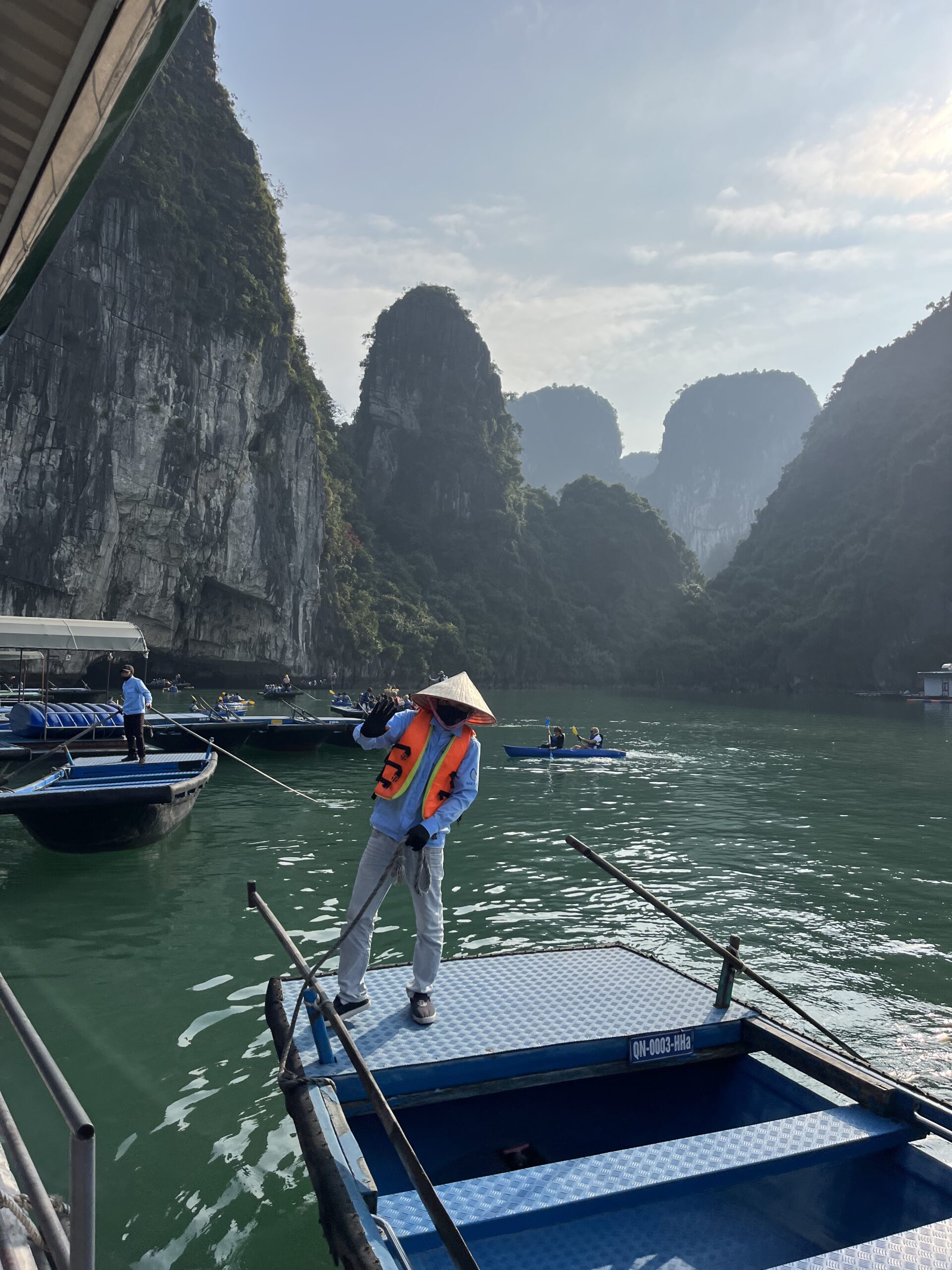 THE HALONG BAY CRUISE: NEGATIVE REVIEW – IT’S A TOURIST TRAP!